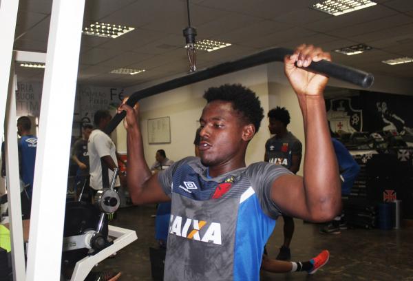 Zagueiro Ulisses realiza exercício na academia do futebol amador