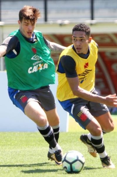 Gilberto, de colete amarelo, é marcado por Bruno Paulista em treino do Vasco: ambos disputam posição