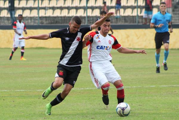Borsatto disputa a bola com defensor do Flamengo