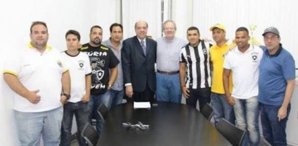 Carlos Eduardo Pereira, presidente do Botafogo, com membros de torcidas organizadas