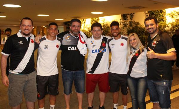 Paulinho e Guilherme Costa atendem aos sócios-torcedores