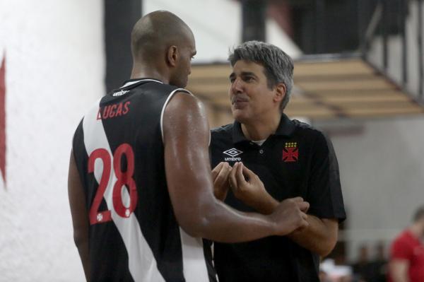 André Barbosa conversa com Lucas Mariano durante o jogo