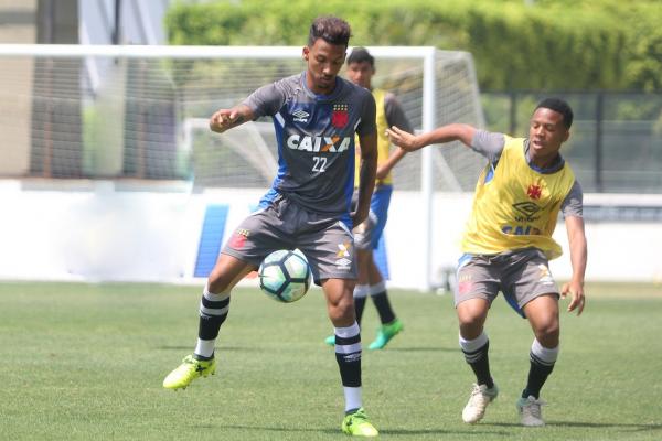 Caio Monteiro disputa bola com o lateral-esquerdo Luiz Felipe