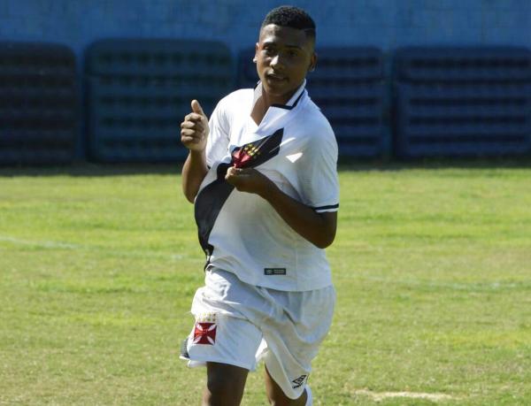 Batata exibe cruz de malta após marcar no Botafogo