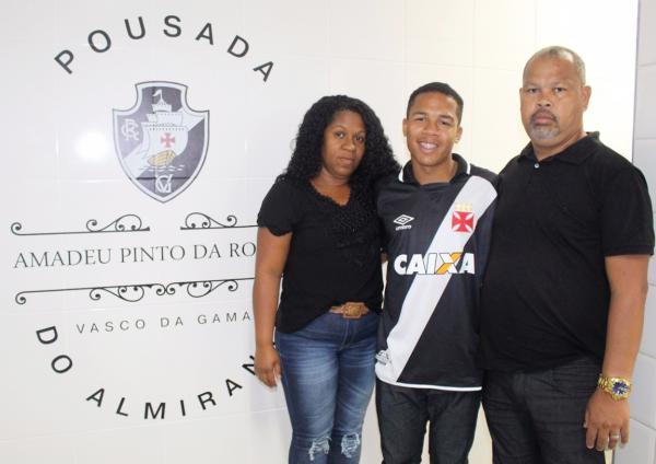 Pedro Bezerra ao lado dos pais Fernanda e Fernando