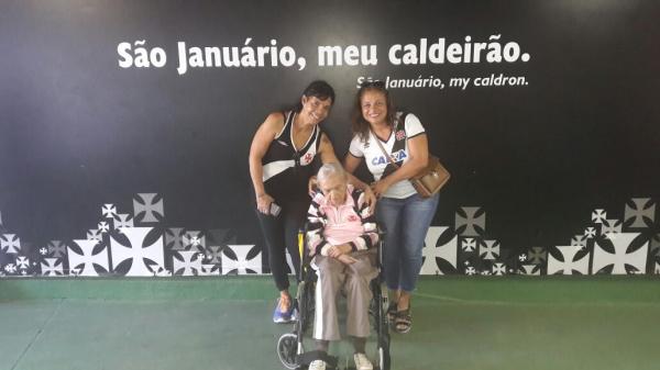 Maria de Fátima Rodrigues Barros e Elione Barros Rocha, as duas irmãs que levaram a mãe ao estádio