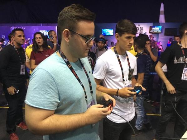 GuiFera e Mateus Vital disputando uma partida de PES 2018 na Game XP