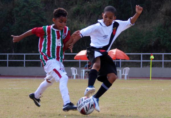 Atacante Nathan apertando a saída de bola do Fluminense no clássico decisivo