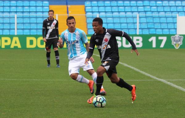Lateral-esquerdo Luiz Felipe em investida cruzmaltina diante do Avaí