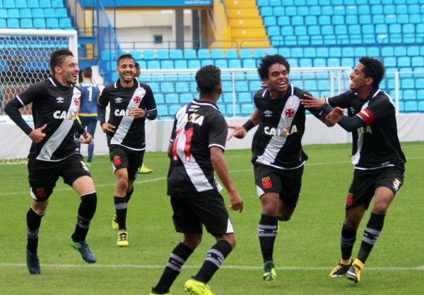 Sergipe comemora o gol ao lado dos companheiros de equipe