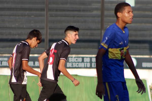 Gregório e Lucas Vieira comemoram o sétimo gol do jogo