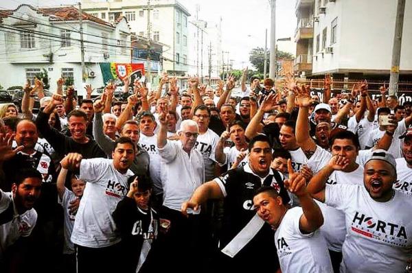 Horta, de camisa lisa branca, reuniu correligionários na Zona Norte no empate de sábado