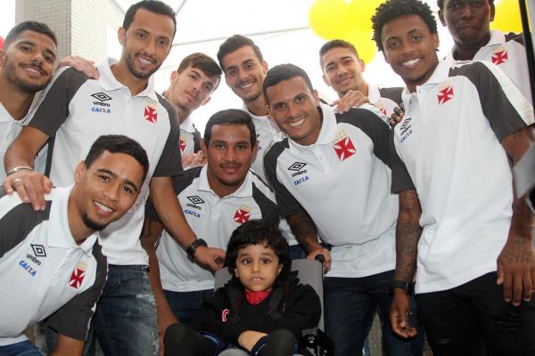 Atletas vascaínos tiraram fotos com os pacientes participantes da festa de Dia das Crianças