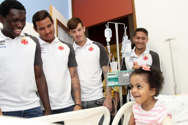Jomar, Gabriel Felix, Bruno Paulista e Jean levaram alegria em visita aos quartos dos pacientes em tratamento