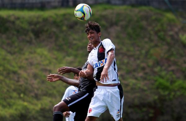 Leonan em ação pelo Vasco no Carioca sub-17