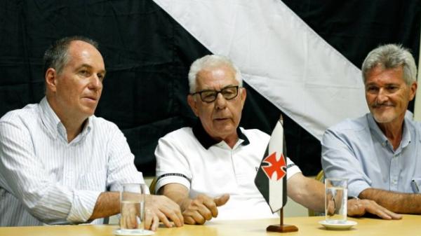 Otto de Carvalho (à esquerda) e Fernando Horta (no centro) durante o anúncio de união de suas chapas