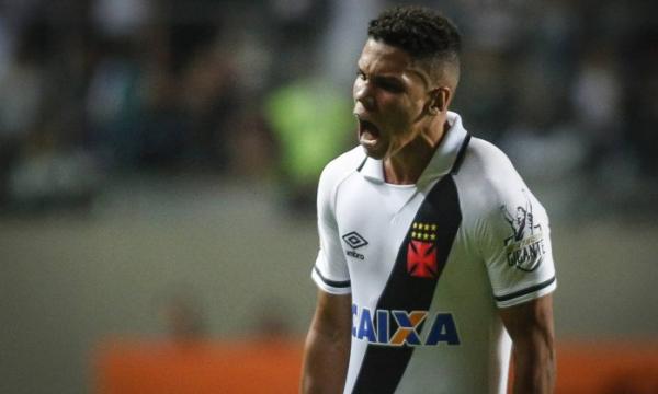 Paulinho, do Vasco, comemora após marcar gol contra o Atlético Mineiro