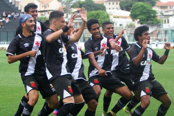 Jogadores fazem a festa após o primeiro gol em São Januário
