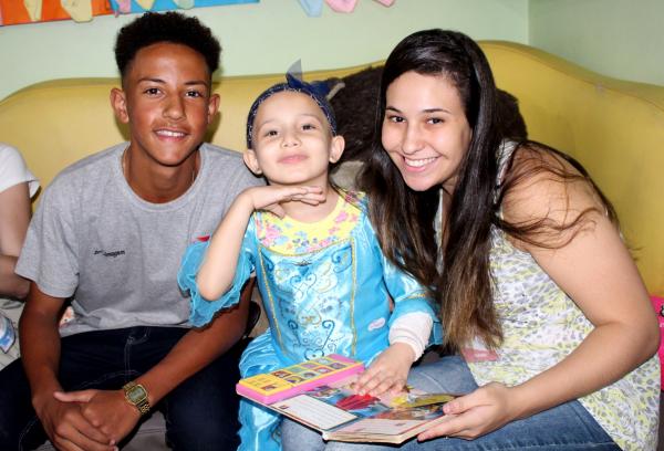 Ronaldo Jr, do infantil, ao lado de Millene, a princesa do Reino da Alegria