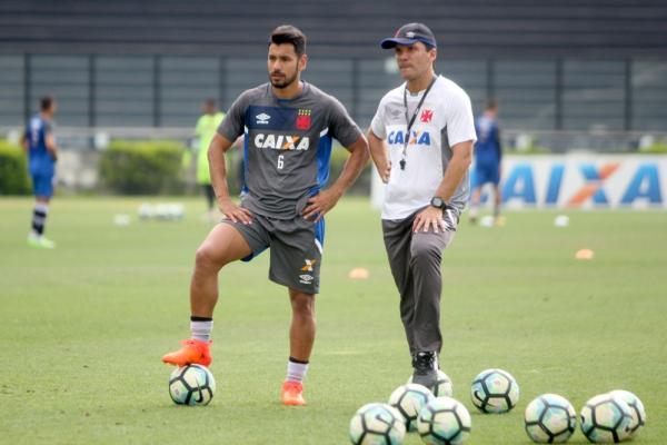 Zé Ricardo conversa com Andrés Ríos no treino do Vasco