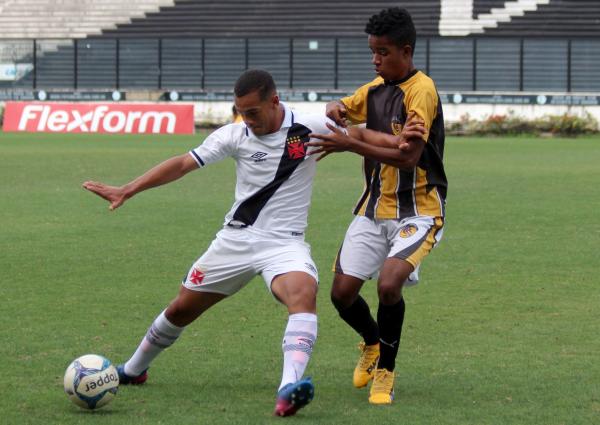 Léo Loureiro protege a bola do defensor adversário