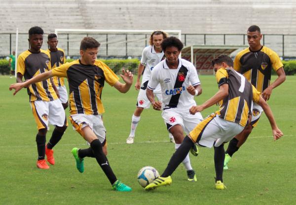 Sergipe sendo cercado por quatro atletas do Tigres