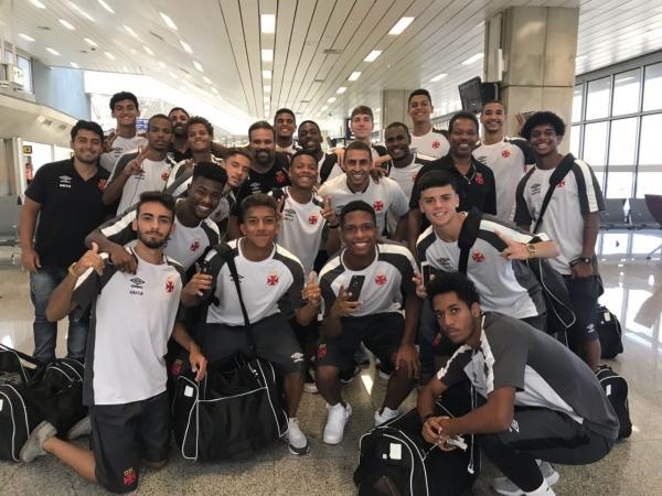 Jogadores vascaínos no aeroporto antes do embarque para Recife