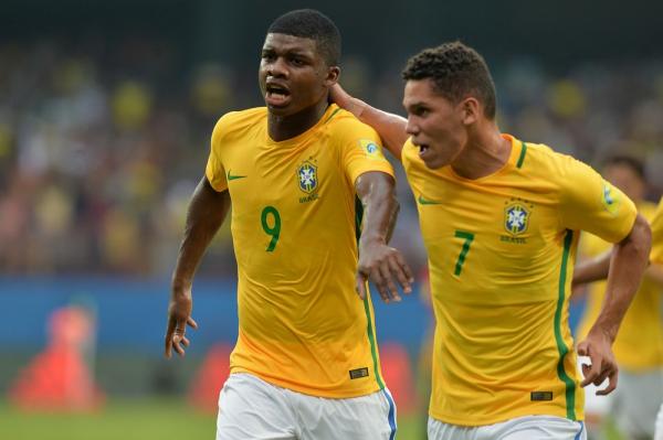 Lincoln e Paulinho comemoram gol pela seleção brasileira no Muindial Sub-17