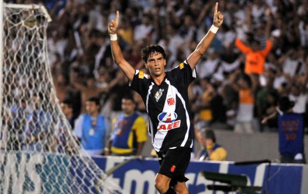 Rodrigo Pimpão com a camisa do Vasco