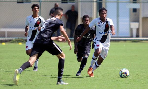 aranjeira e Juninho em ação diante do Botafogo, na disputa da Taça Guanabara