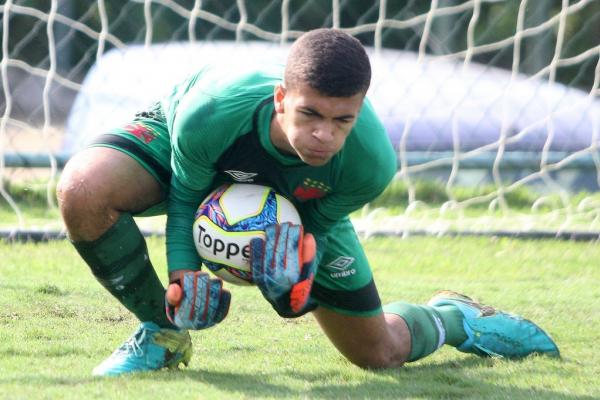 Cadu faz defesa em partida do Campeonato Carioca sub-15
