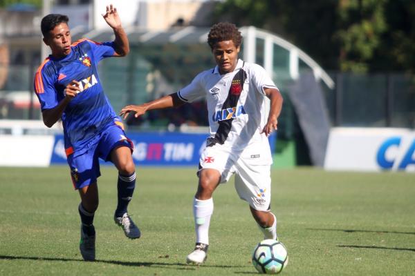 João Pedro protege a bola do marcador do Sport Recife