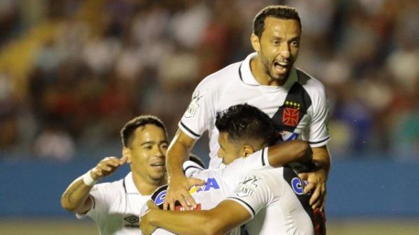 Jogadores do Vasco festejam vitória sobre o Atlético-GO