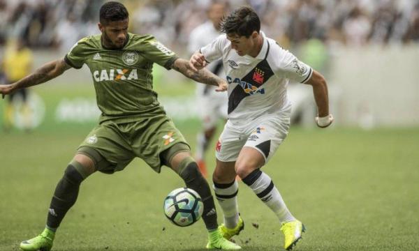 Mateus Vital não teve boa atuação neste sábado, no empate do Vasco em 1 a 1 com o Coritiba