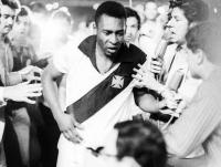 Pelé dá volta olímpica com camisa do Vasco