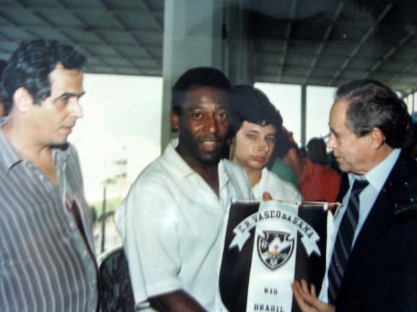Eurico Miranda, Pelé e Antônio Soares Calçada; ao fundo, o repórter Marcus Vinícius