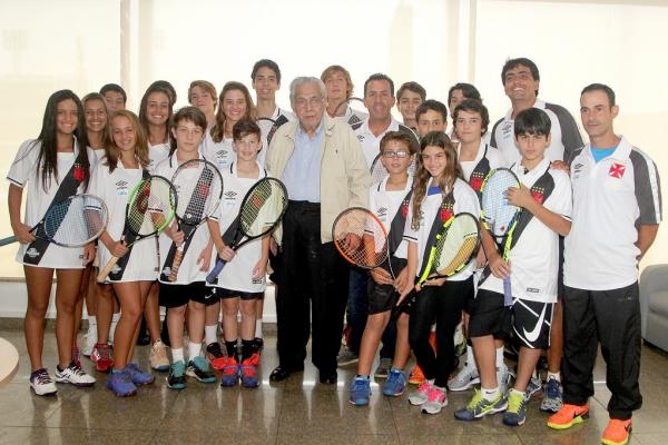 Presidente Eurico Miranda recebe tenistas em seu gabinete