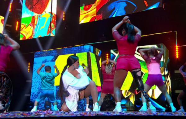 Anitta dançando com Camille no Prêmio Multishow
