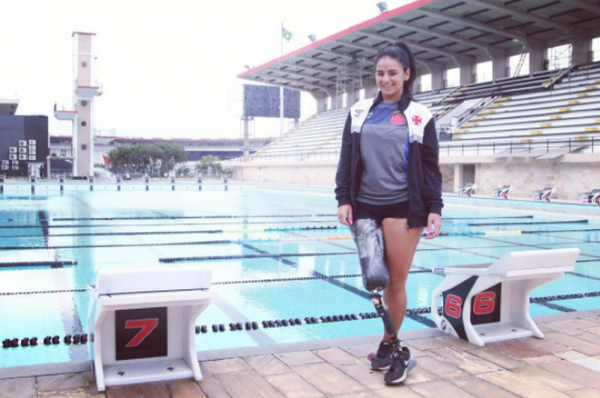Camille Rodrigues, atleta da natação paralímpica, nada pelo Vasco da Gama