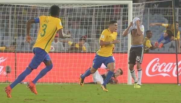 Paulinho comemora gol diante da Alemanha, que garantiu o Brasil na semifinal do Mundial