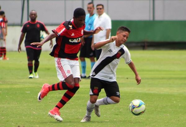 Gustavinho é marcado de perto por defensor rival