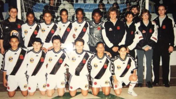 Marta aparece ajoelhada à esquerda na foto do primeiro torneio que disputou pelo Vasco, aos 14 anos
