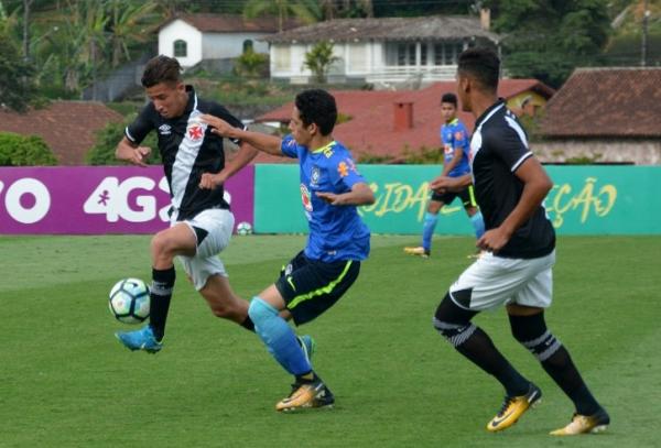 Arthur Salles e Edvélton em ação diante da Seleção Brasileira sub-15