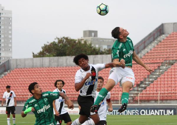 Sergipe disputa bola com palmeirense no jogo de ida