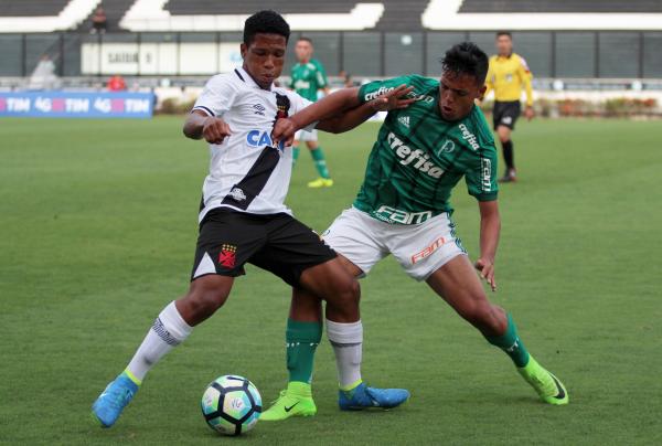 Juninho disputa a bola com marcador do Palmeiras