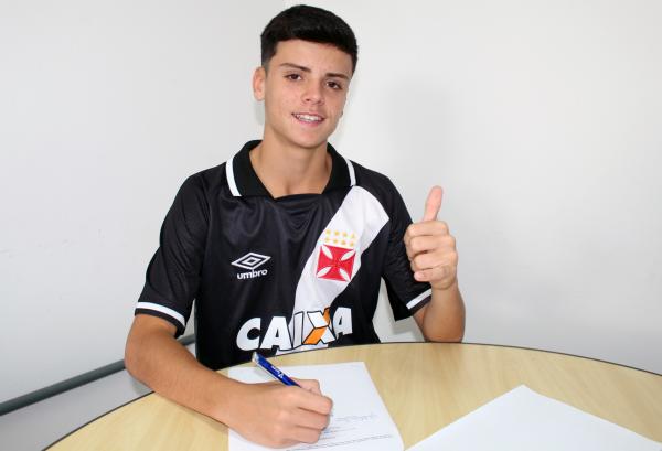Gabriel Pec sorri após assinar contrato com o Vasco