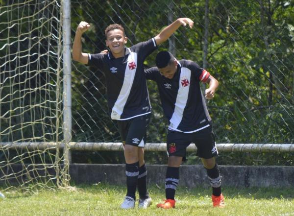 Jonas e Juan Batata festejam um dos gols do sub-14