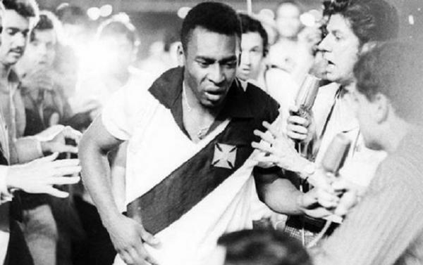 Pelé veste a camisa do Vasco na volta olímpica após marcar o seu milésimo gol