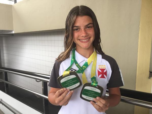 Gabriela Félix exibe com orgulho suas duas medalhas de ouro na categoria 12 anos