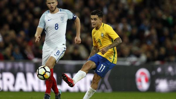 Philippe Coutinho em ação no amistoso do Brasil contra a Inglaterra